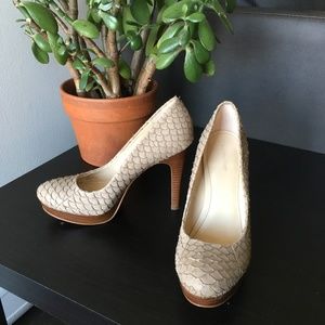 Calvin Klein sz 7 nude fishscale pumps wooden heel
